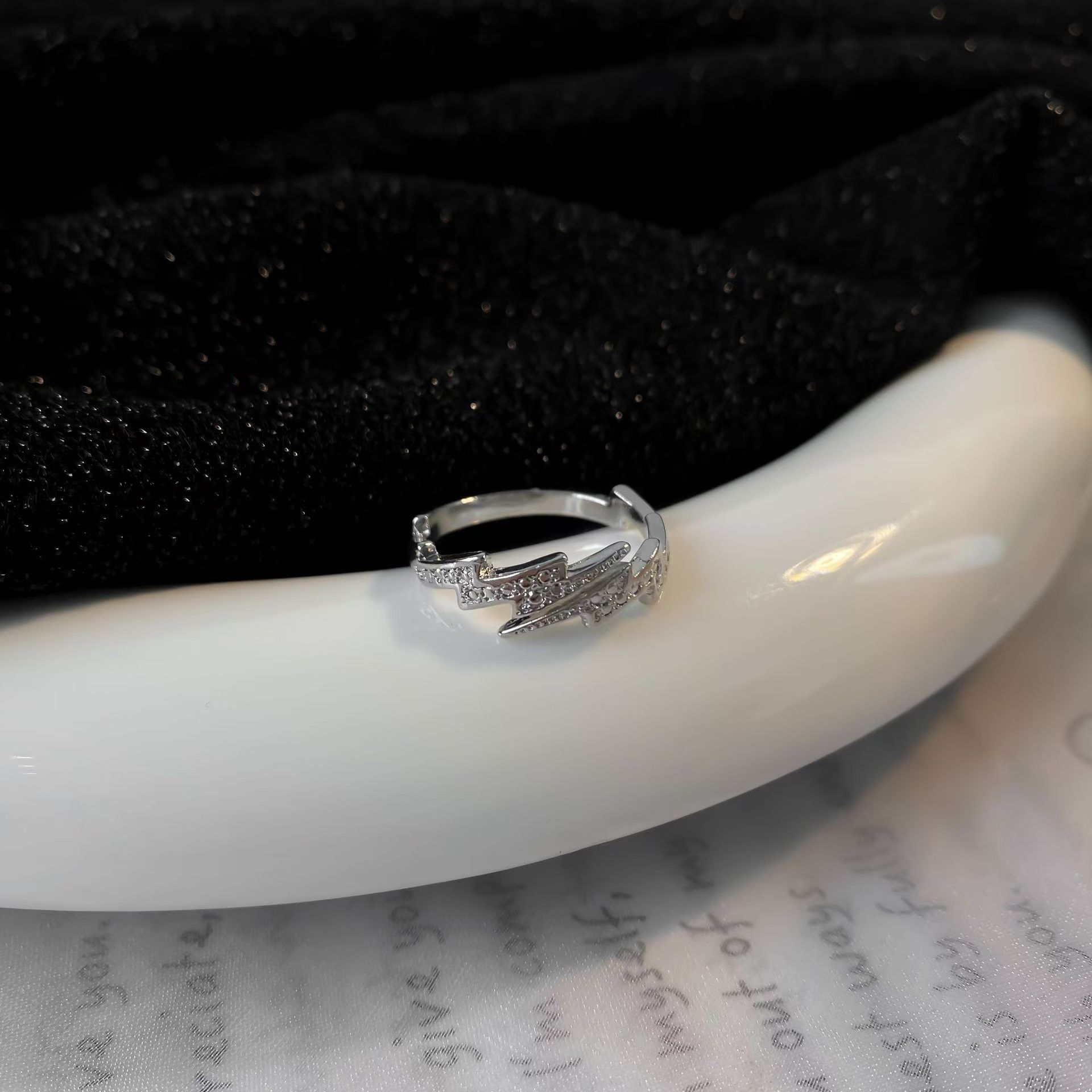 シルバーアクセサリー 稲妻モチーフ輝石リング