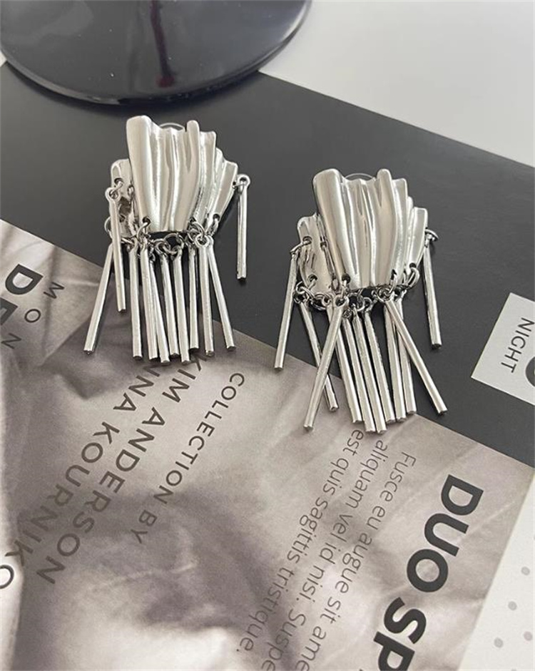 シルバーアクセサリー 気高いフリルピアス シルバー タッセル 耳飾り