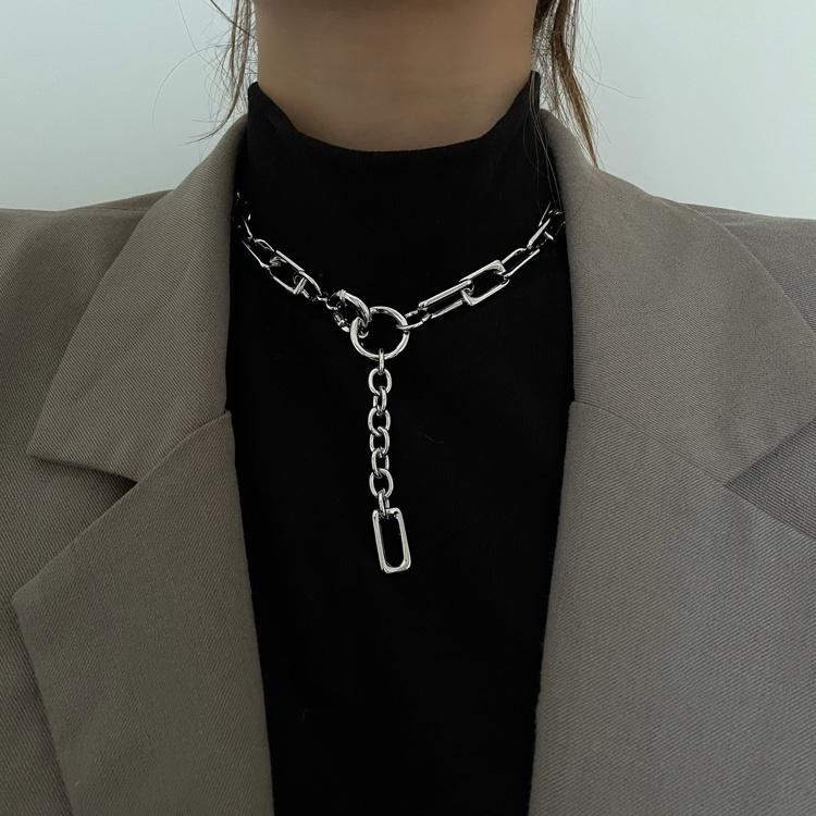 シルバーアクセサリー 洗練されたチェーンネックレス 個性的な輪デザイン