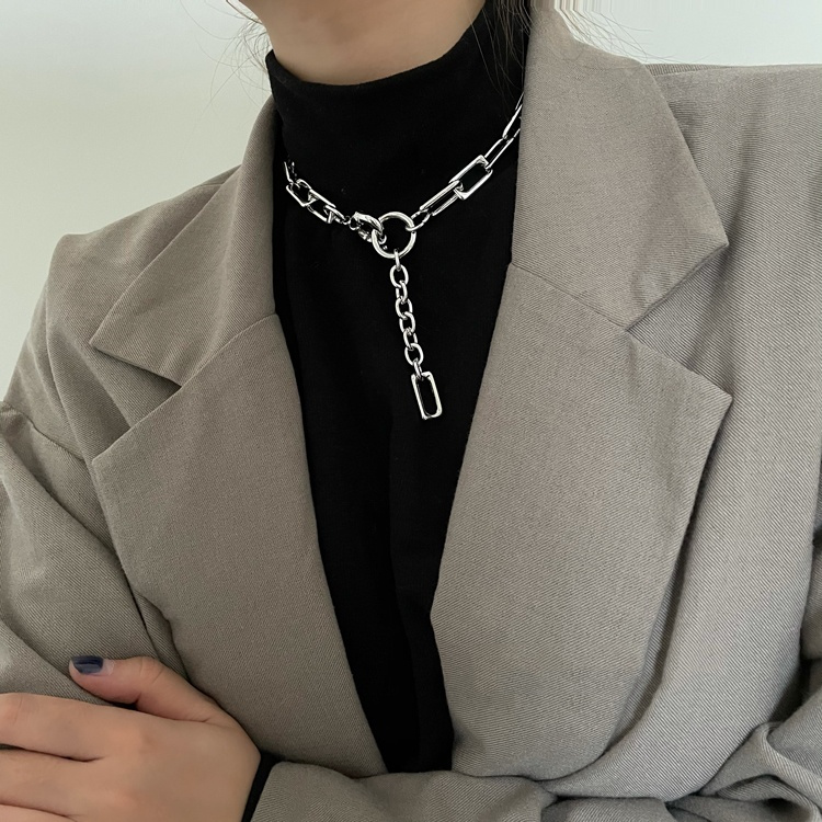 シルバーアクセサリー 洗練されたチェーンネックレス 個性的な輪デザイン