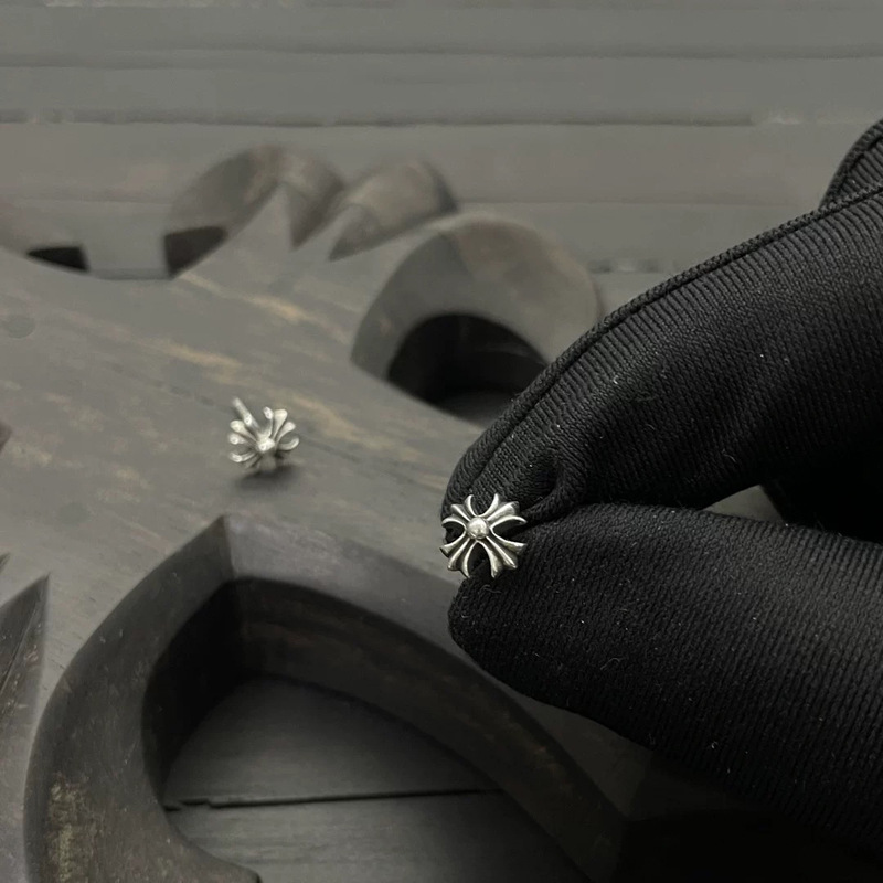 シルバーアクセサリー 十字紋章ピアス
