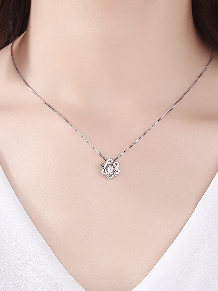 シルバーアクセサリー 六芒星モチーフ煌めく立体星形ネックレス