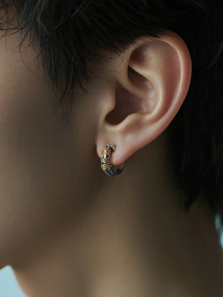 シルバーアクセサリー 彫刻模様のフープピアス