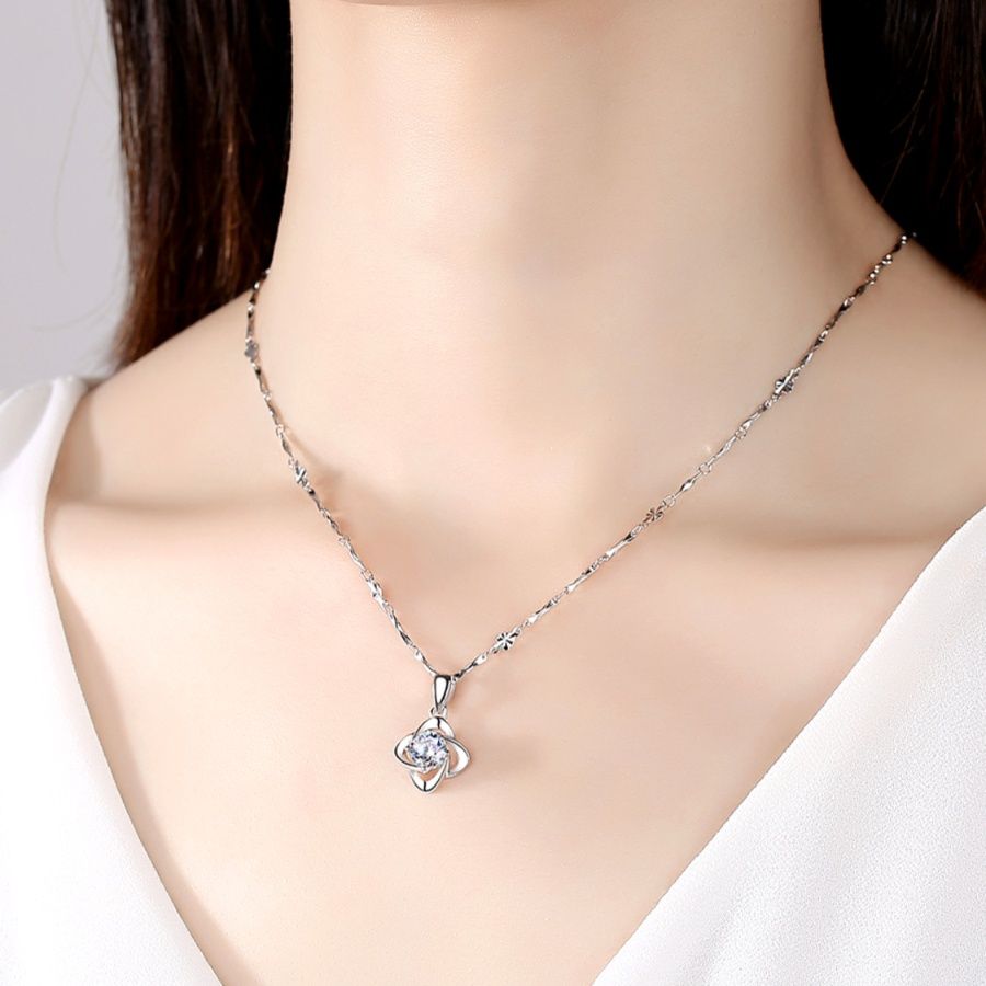 シルバー ネックレス 上品な花モチーフ クリスタルペンダント