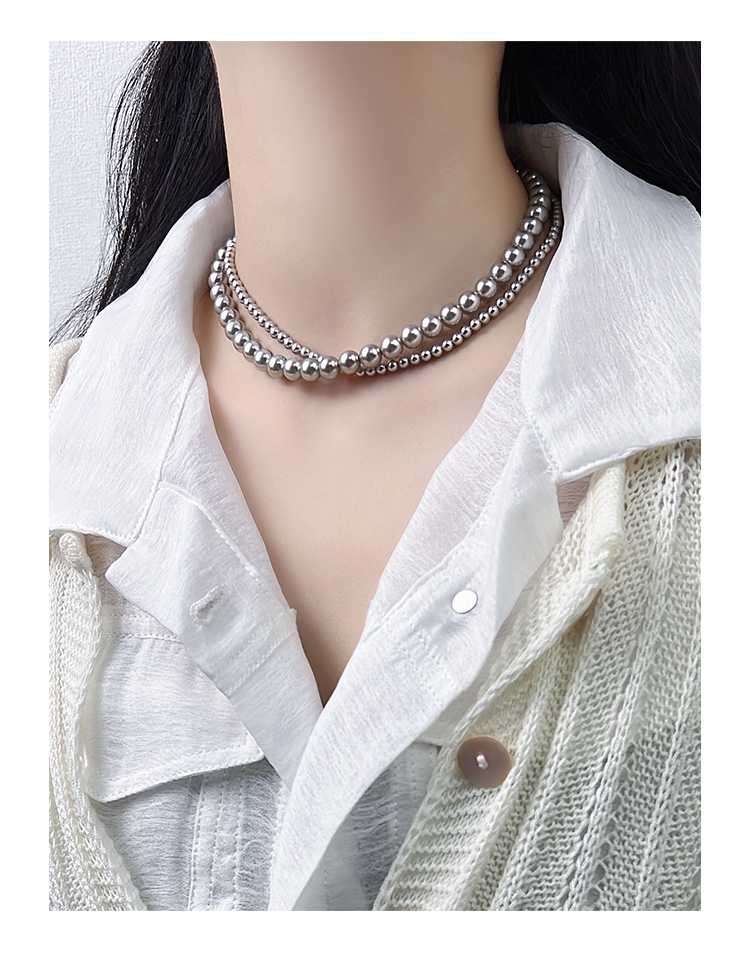オフィスでも輝く！女性の魅力を引き立てるシルバーネックレス5選