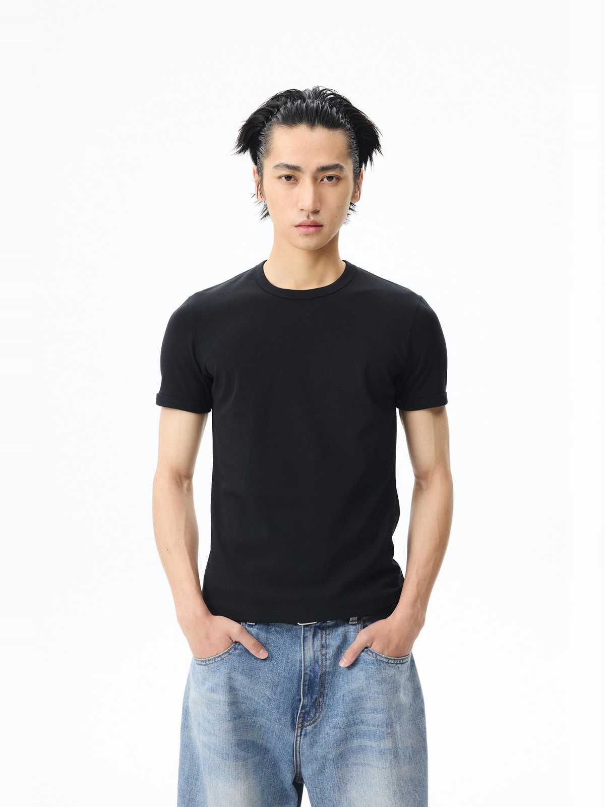 毎日のコーデをシンプルに格上げする黒色の無地 tシャツおすすめ10選