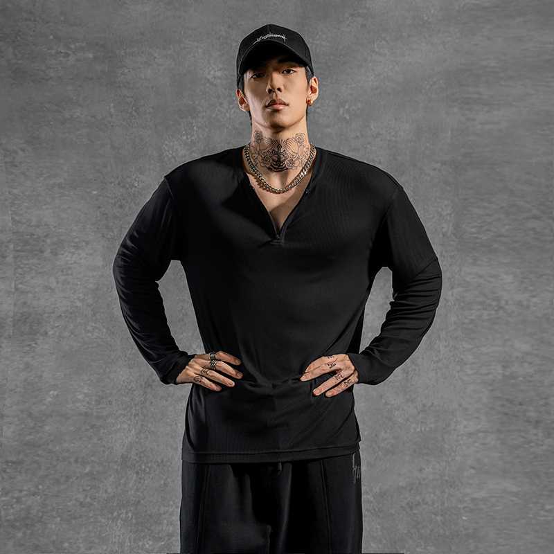 スタイリッシュな印象を演出!黒無地シャツで魅せる大人の品格5選