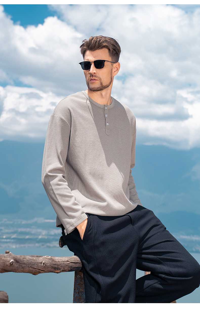 オシャレと着心地を両立！メンズ長袖無地tシャツで魅せる大人のリラックススタイル5選