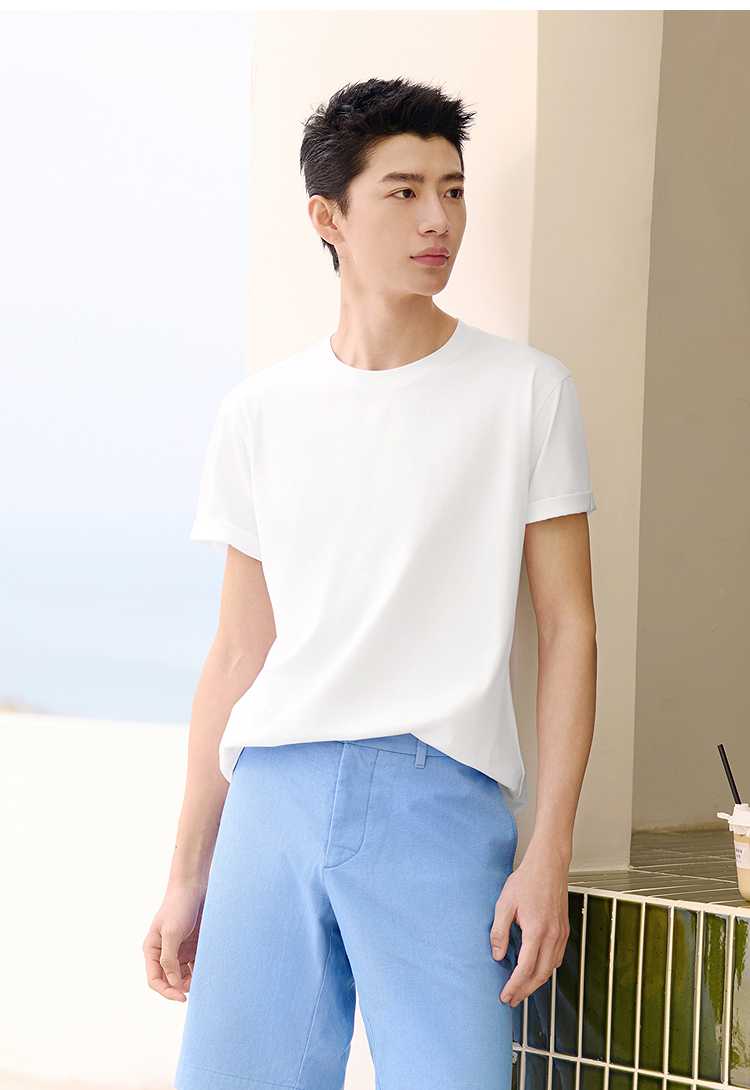 メンズのおしゃれを楽しむ！無地Tシャツのスタイルアップアイテム5選