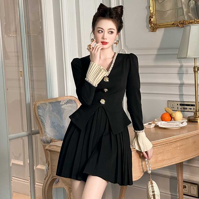 オールシーズン使える！着やせ見えする黒スカート10選