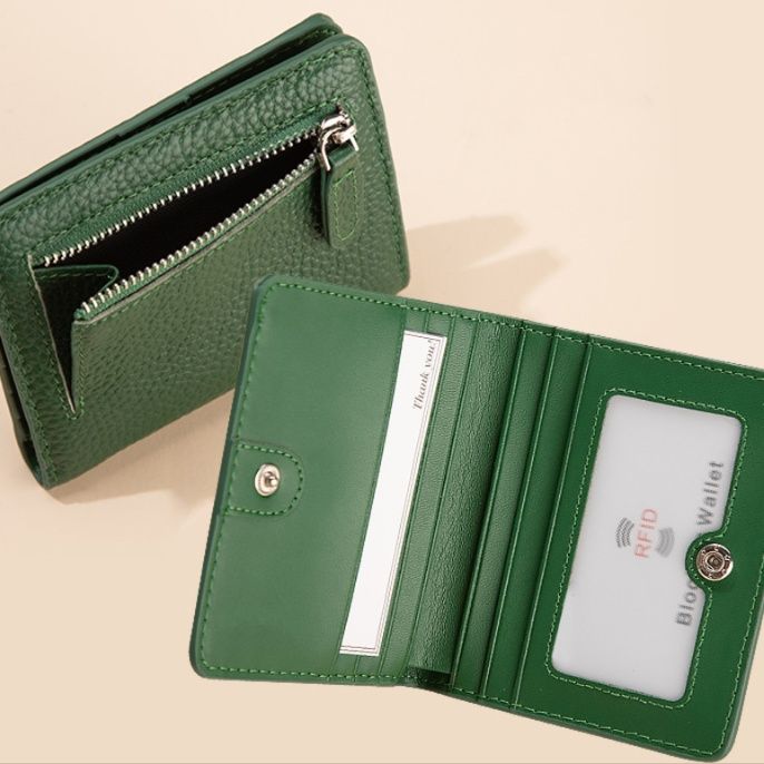 フラグメント ケース 本革調型押し二つ折りグリーンコインケース