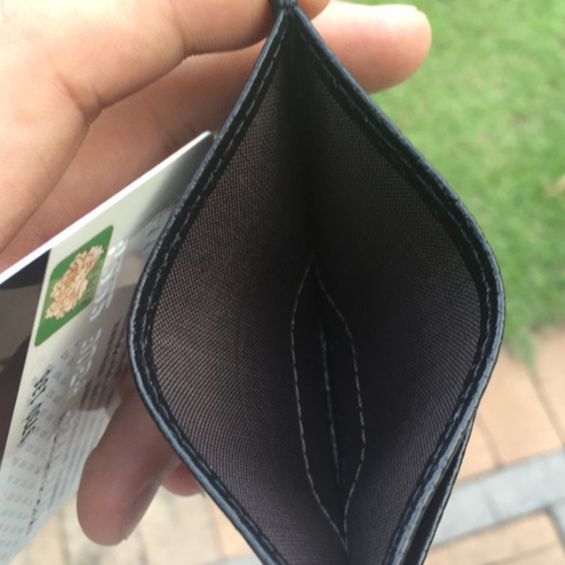 フラグメント ケース 本革調シボ加工ブラック薄型カード入れ