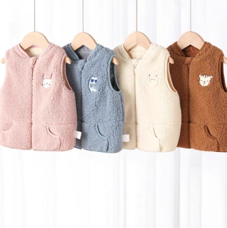 スリーパー 動物刺繍入りもこもこボアベストスリーパー