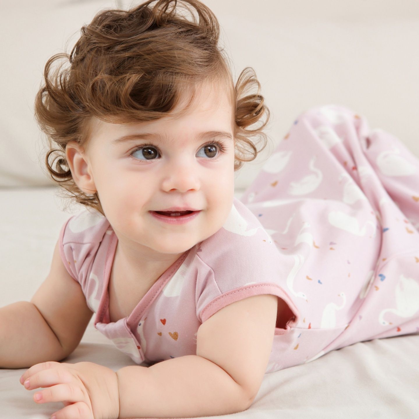 スリーパー 白鳥とハート柄の赤ちゃん用ノースリーブスリーパー