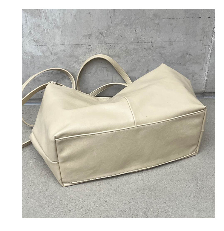 ショルダーバッグ 柔らか合成皮革巾着型