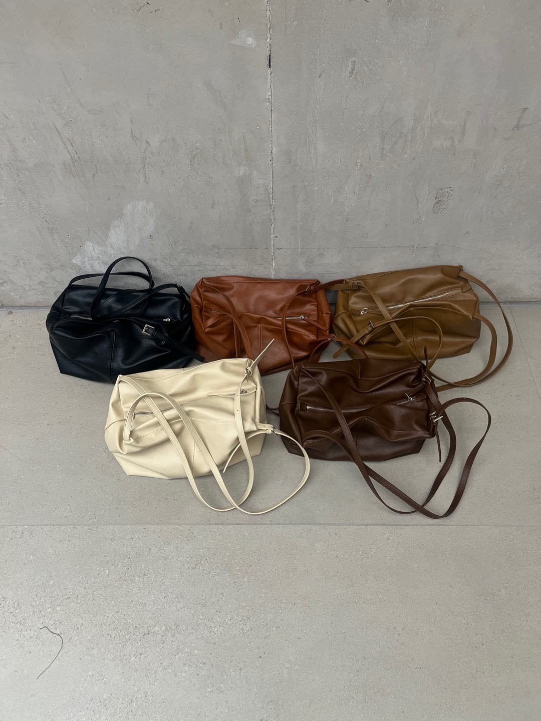 ショルダーバッグ 柔らか合成皮革巾着型