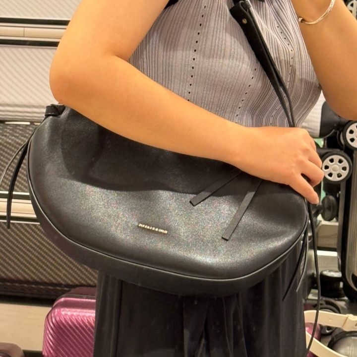 ショルダー バッグ ミニ 滑らかシルエット 半月型ショルダー
