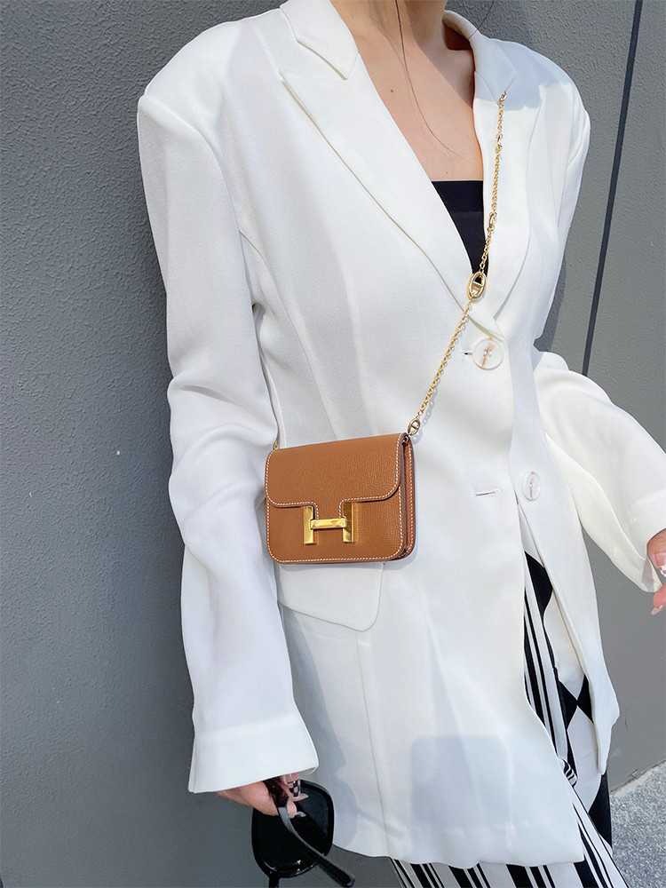 洗練された印象を与える！ミニチェーンショルダーバック5選