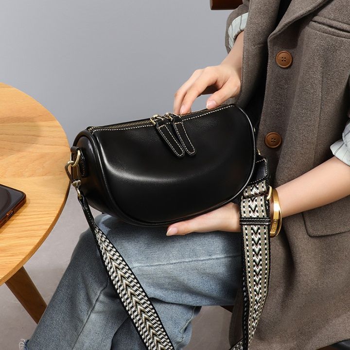 ミニ ショルダーバッグ 上品な曲線美が魅力の半月型ミニショルダーバッグ