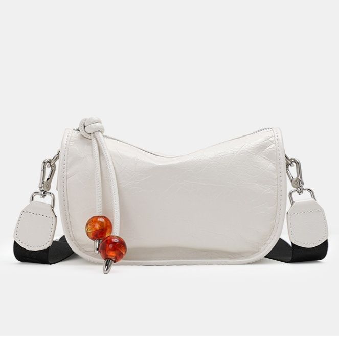 型押しレザー調ミニショルダーバッグ 玉飾り付き