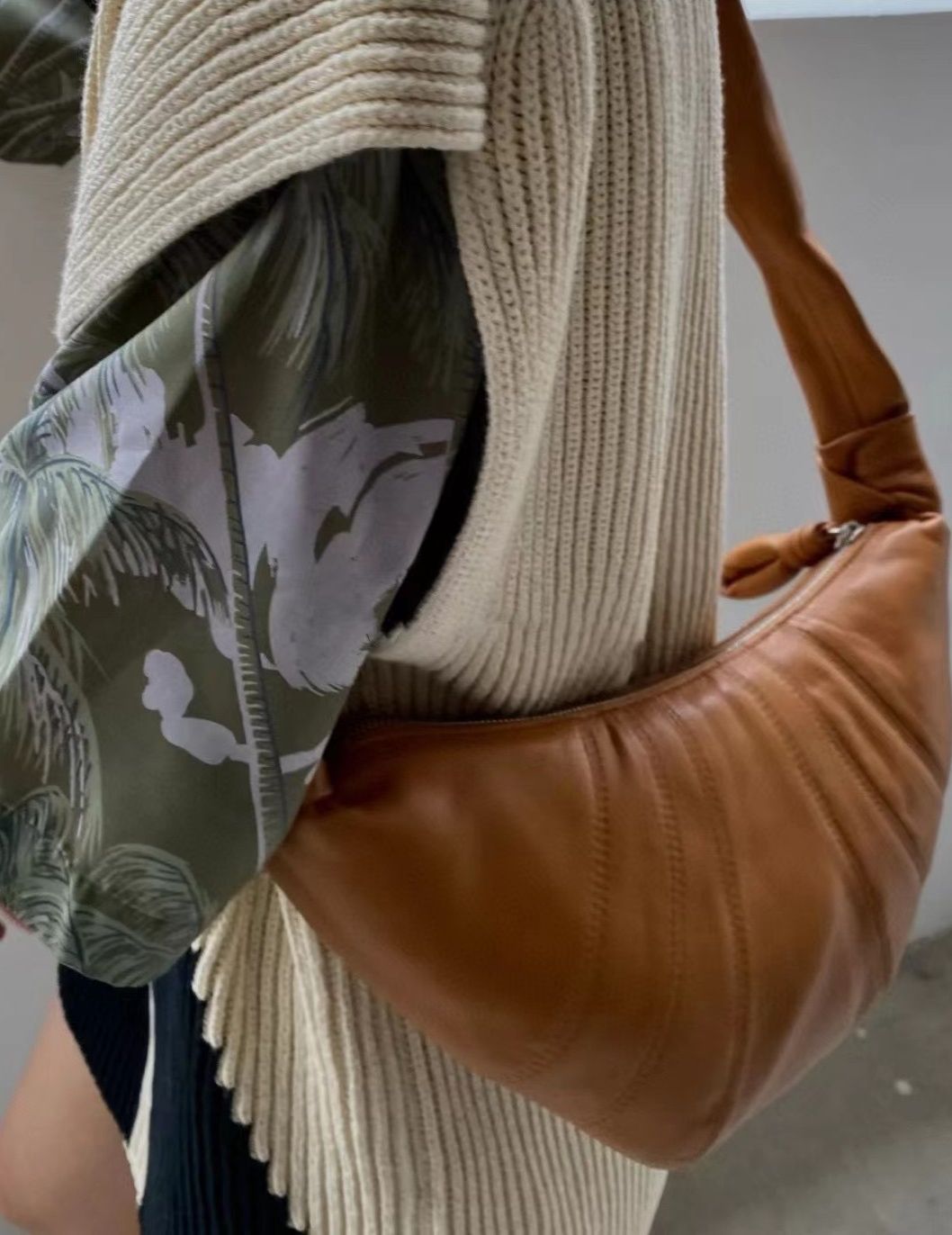 ミニ ショルダーバッグレディースステッチデザイン三日月型