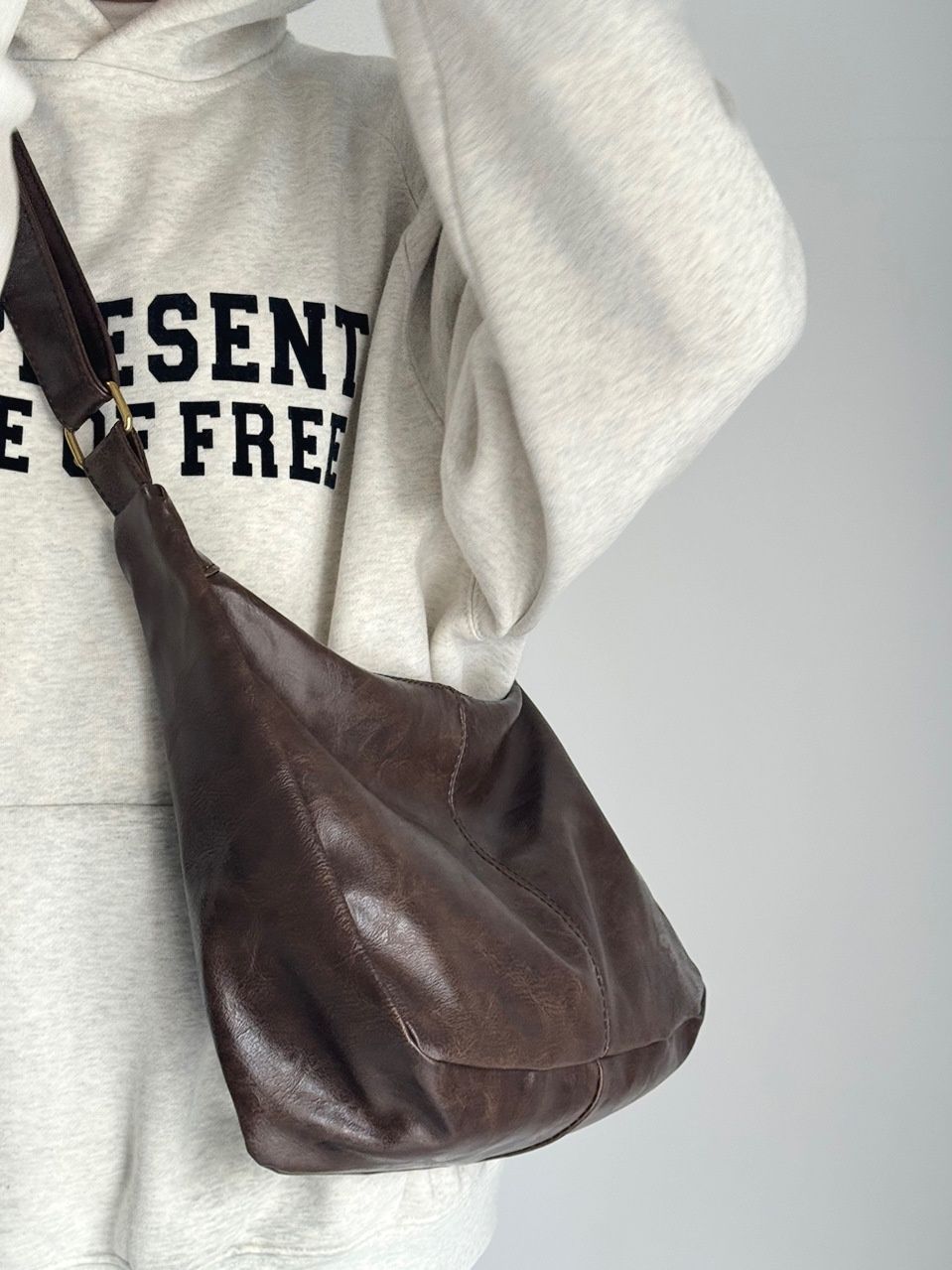 ショルダーバッグレディース柔らか合成皮革の三日月型