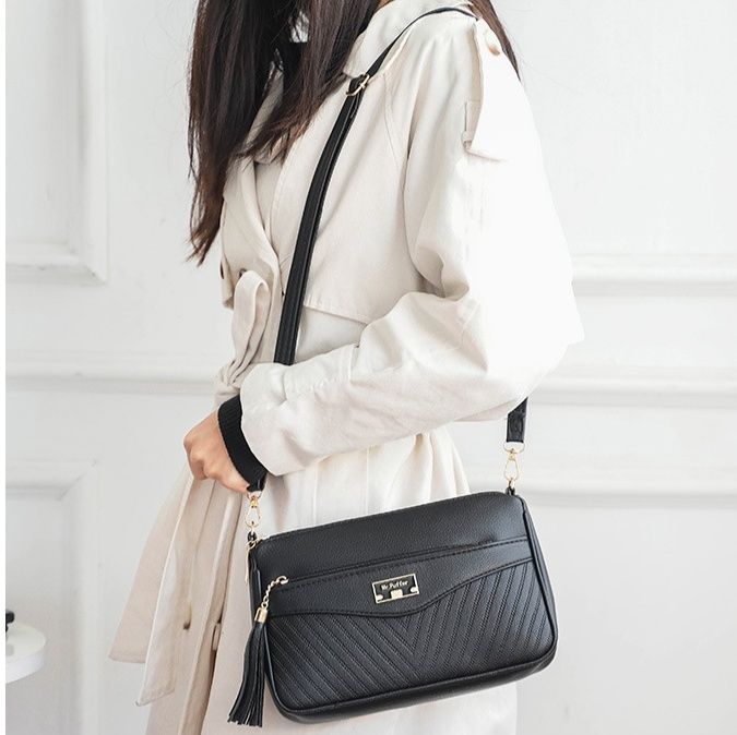 ショルダーバッグレディースタッセル付き圧花キルティング