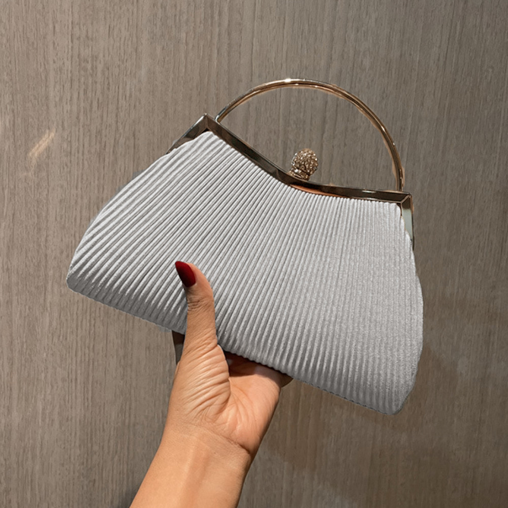 https://fulmo-img-server.com/slimshoulder/26d22f8a-e2f6-49a7-803b-a7bfbd20df0c.jpg