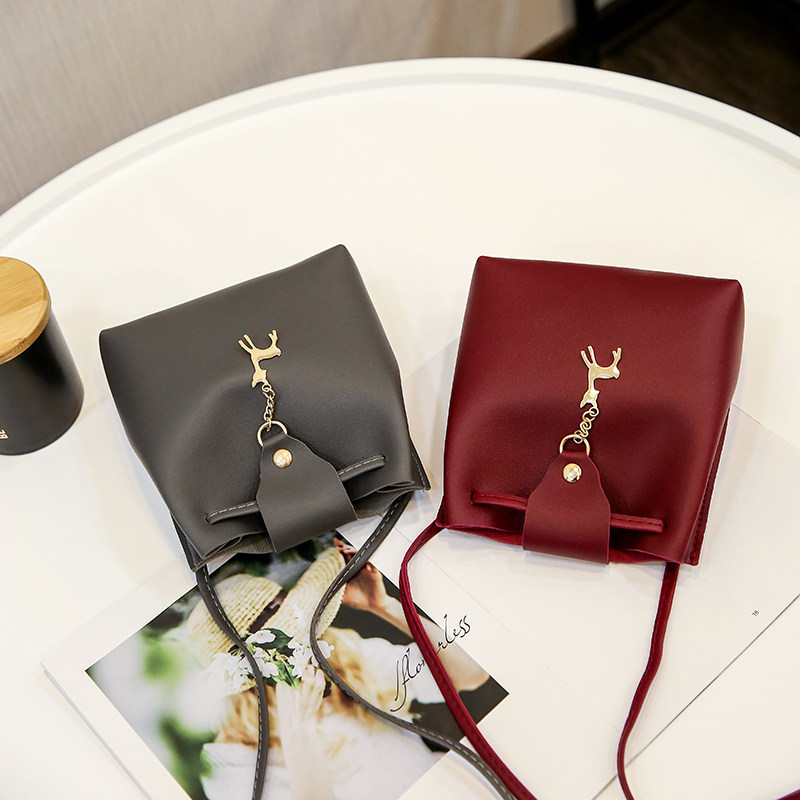 ミニ ショルダーバッグ リボンと鹿チャーム付き巾着型ミニショルダーバッグ