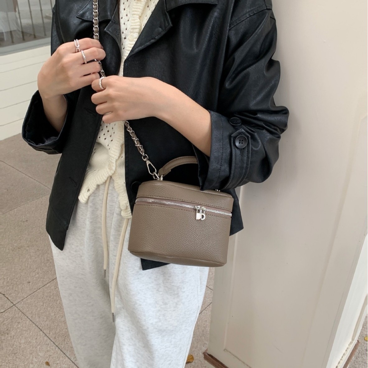 https://fulmo-img-server.com/slimshoulder/3e32eb0e-8b8b-4795-9eb8-81e2c9a41d18.jpg