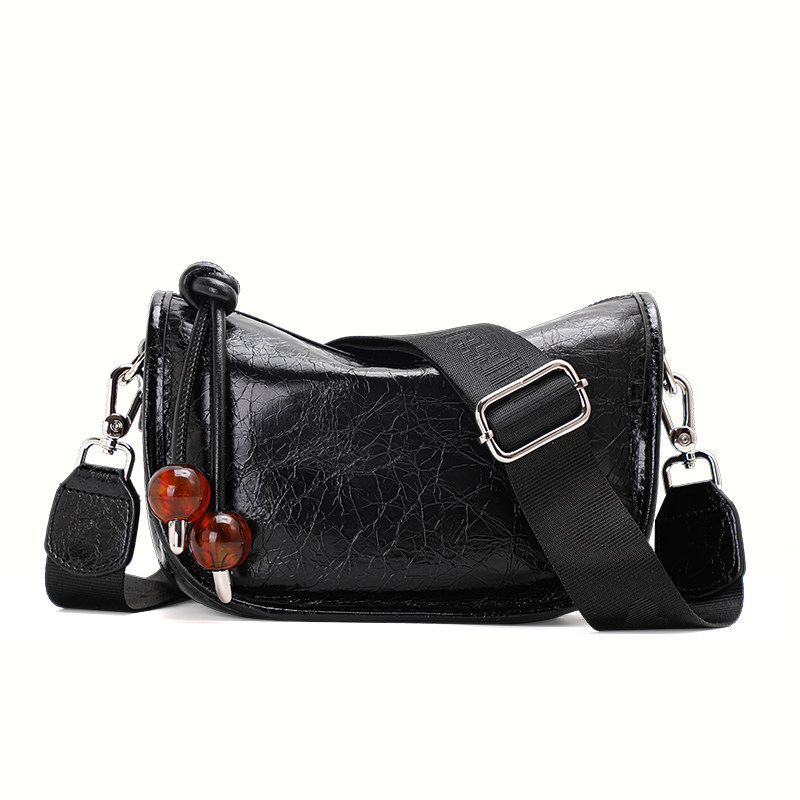 型押しレザー調ミニショルダーバッグ 玉飾り付き