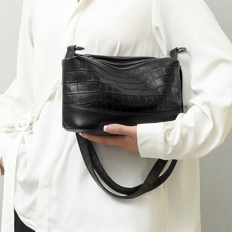 ミニ ショルダーバッグ 異素材切替型押しレザー風ミニショルダーバッグ