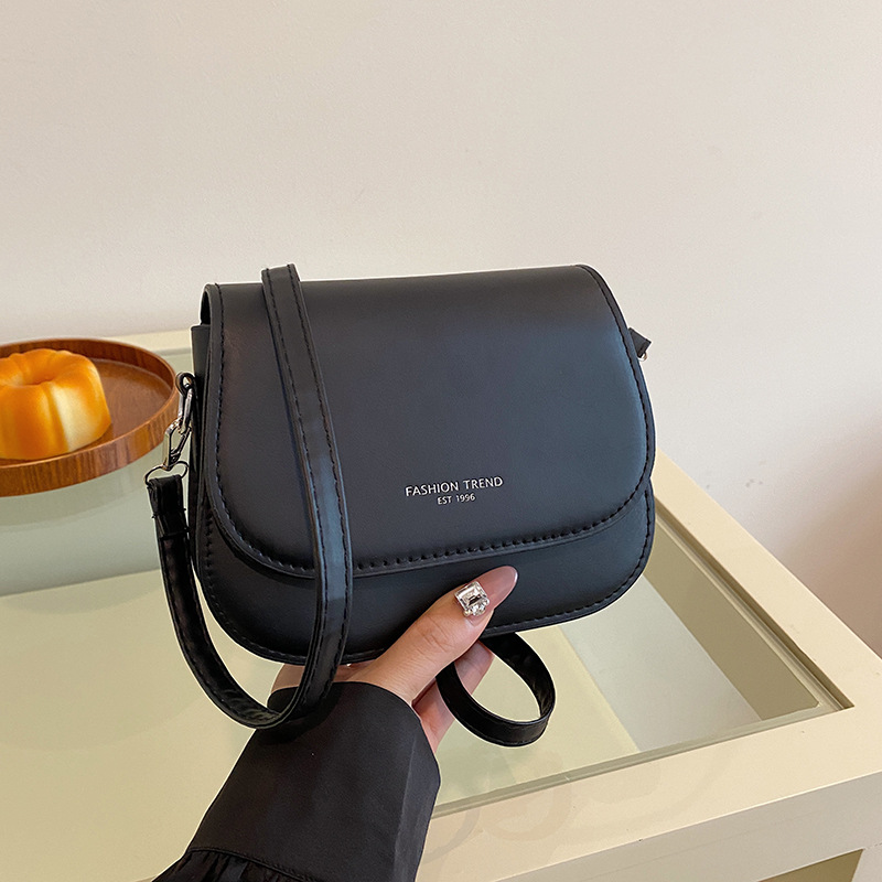 ショルダーバッグレディースミニフラップ型上品レザー調