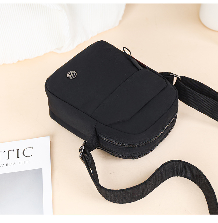 ミニ ショルダーバッグ 軽量ナイロン素材コンパクト斜め掛けバッグ