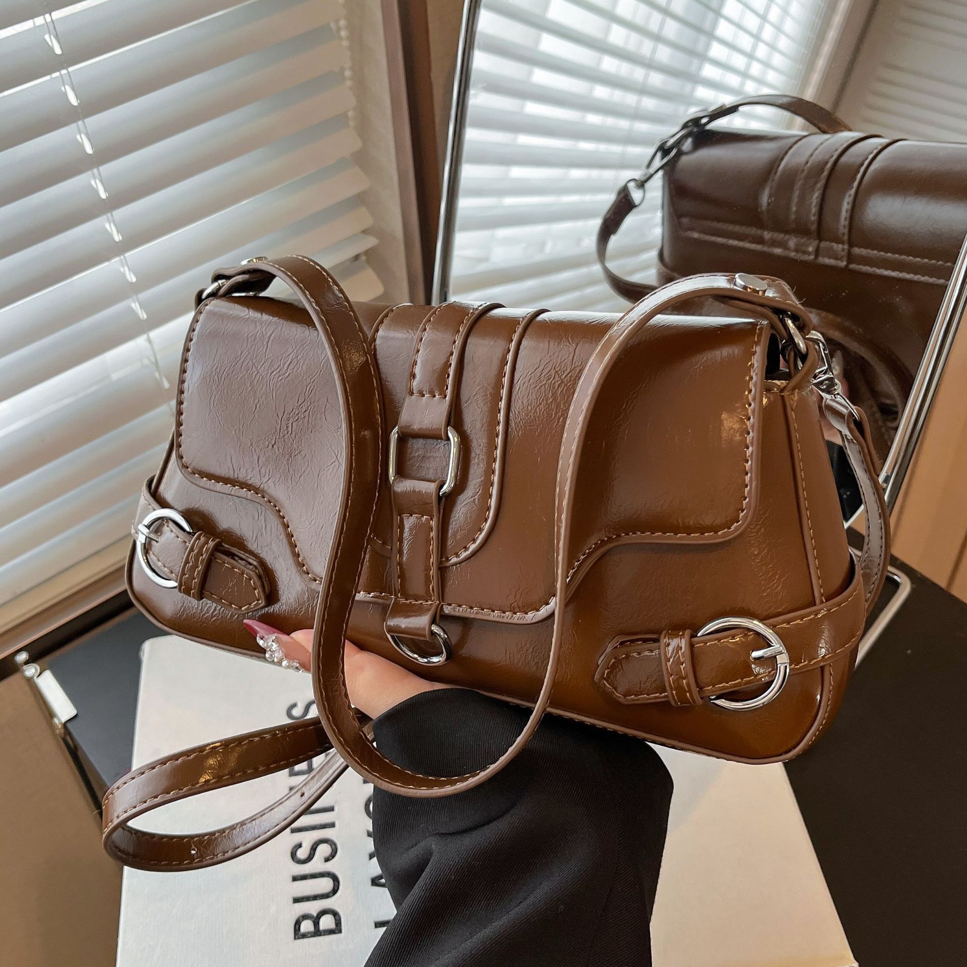 ミニ ショルダーバッグ ヴィンテージ風レザー調ベルトデザインミニバッグ