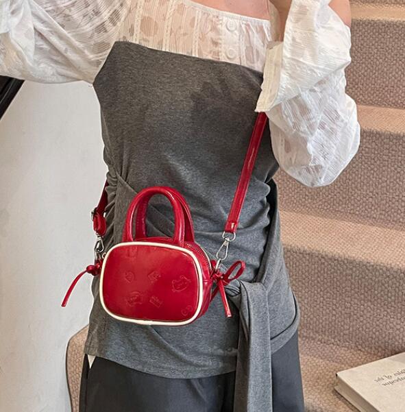 ミニ ショルダーバッグ レディース用小さめ肩掛け鞄 光沢仕上げ5色展開