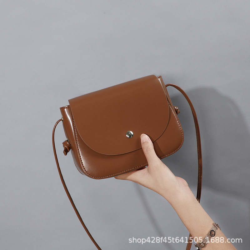 ミニ ショルダーバッグ レディース　丸みフラップ型