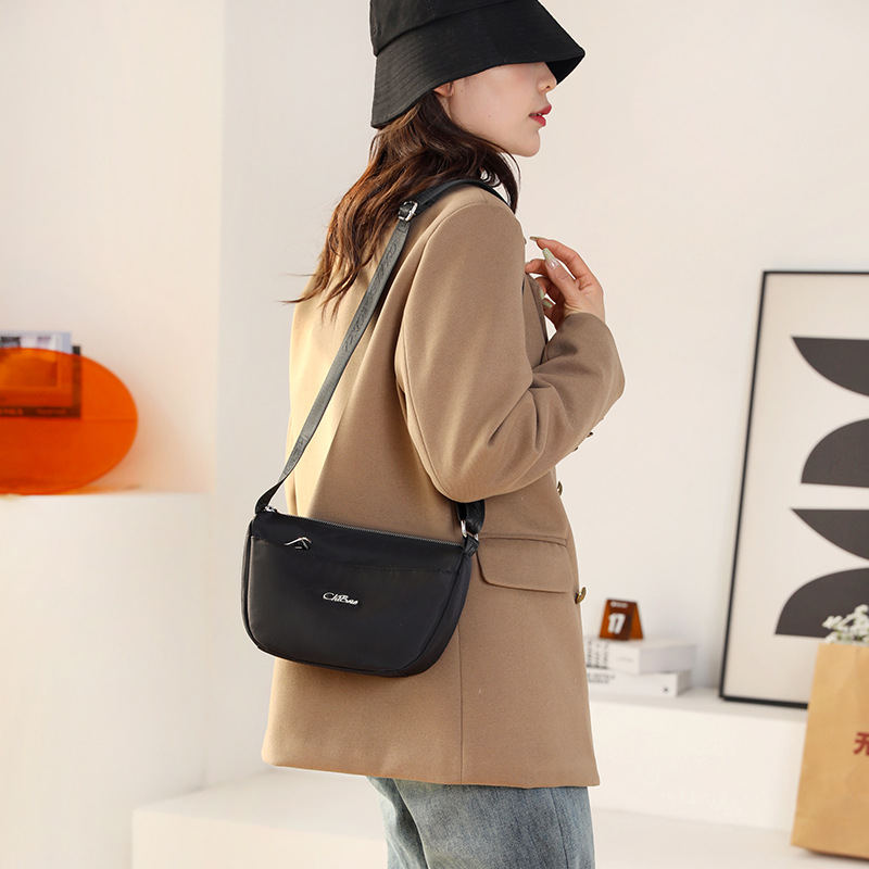 ミニ ショルダーバッグレディースシンプル三日月型