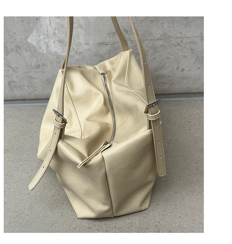 ショルダーバッグ 柔らか合成皮革巾着型