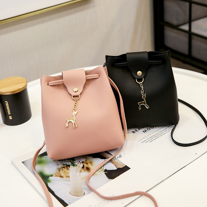 ミニ ショルダーバッグ リボンと鹿チャーム付き巾着型ミニショルダーバッグ