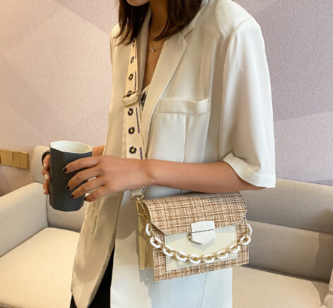 https://fulmo-img-server.com/slimshoulder/a1f1d2a6-4af2-470b-8f2d-eb29ce7a7162.jpg
