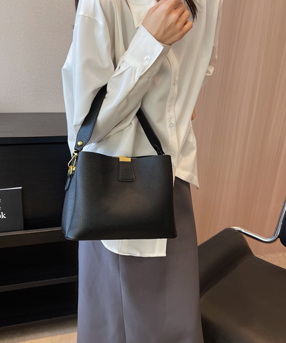 https://fulmo-img-server.com/slimshoulder/b1dac5f1-ba8f-4655-9697-bde36b19edb0.jpg