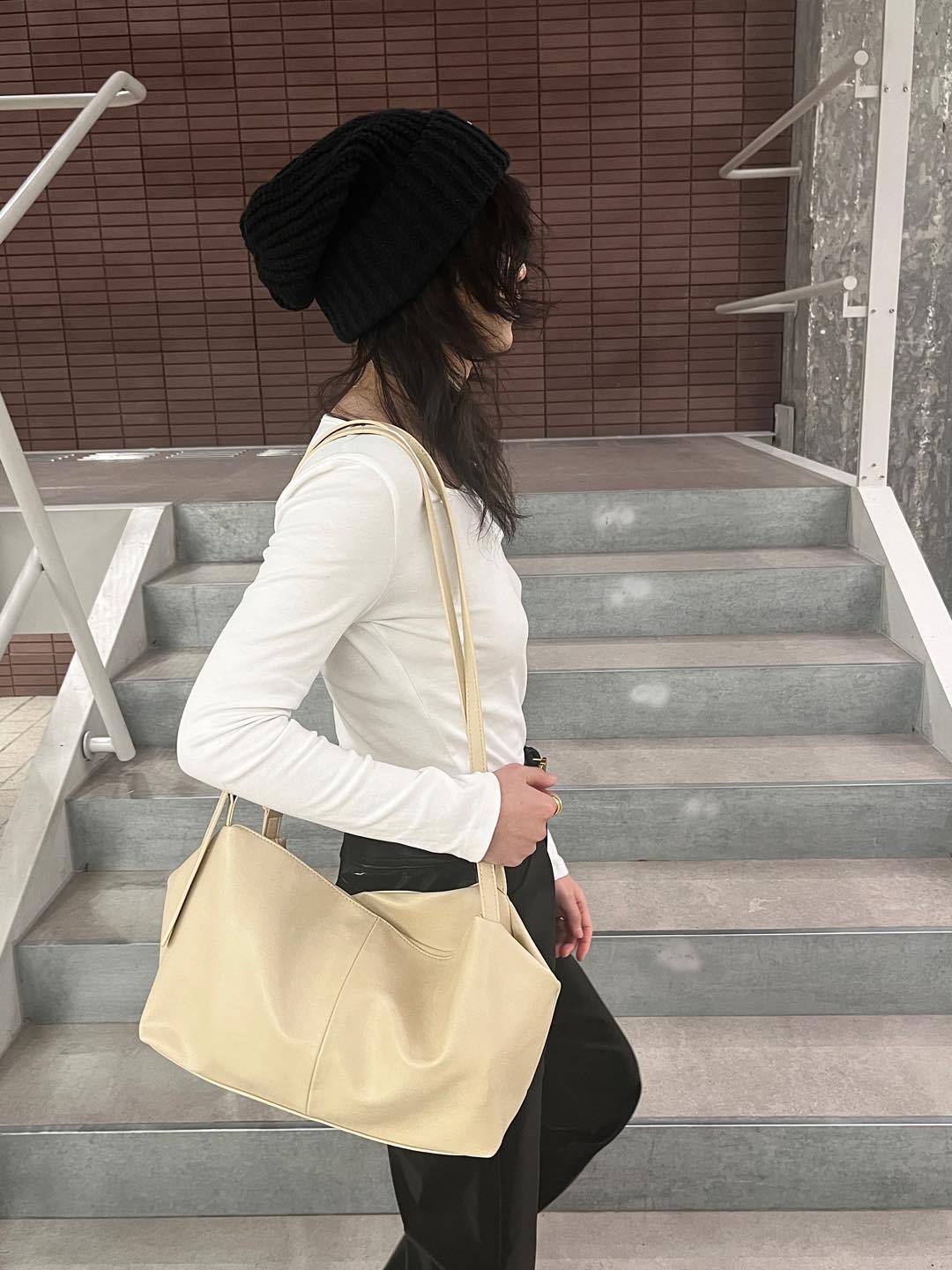 ショルダーバッグ 柔らか合成皮革巾着型