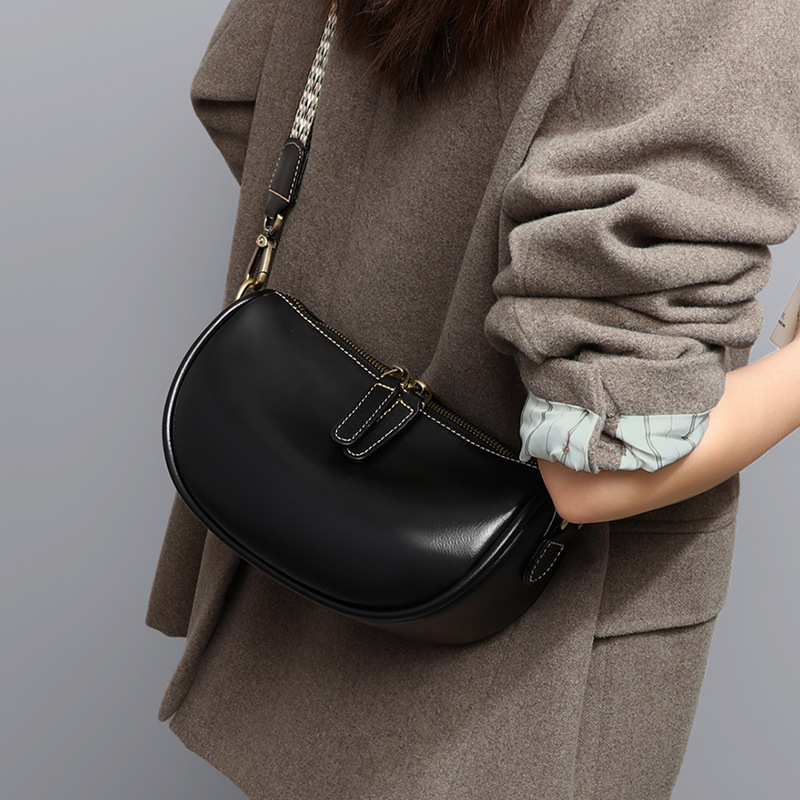 ミニ ショルダーバッグ 上品な曲線美が魅力の半月型ミニショルダーバッグ