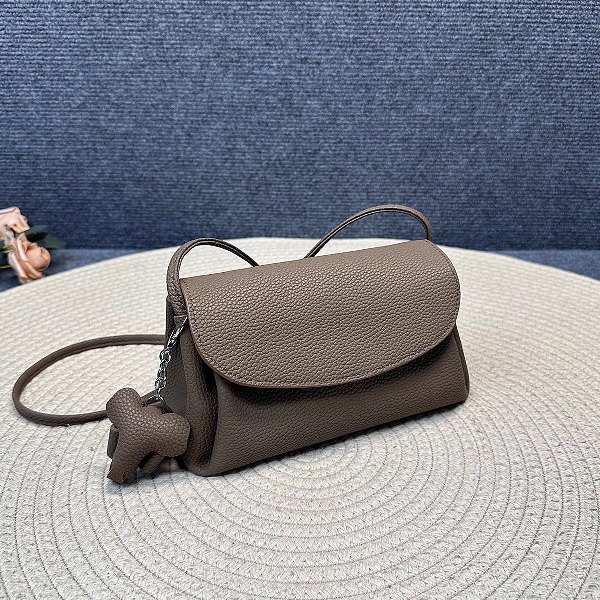 ショルダー バッグ ミニ 象チャーム付き上品レザー調フラップショルダーバッグ