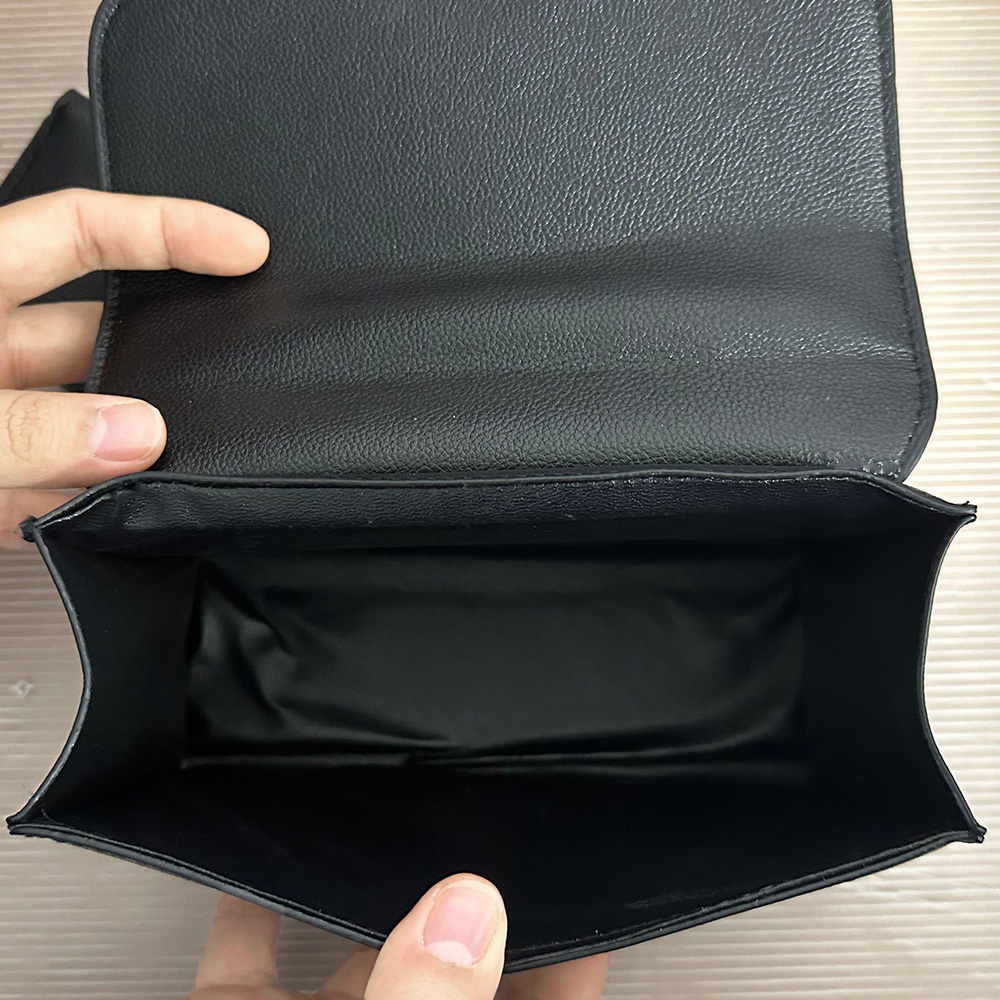 https://fulmo-img-server.com/slimshoulder/ca82917f-65a2-4a8f-b8e5-552df31703eb.jpg