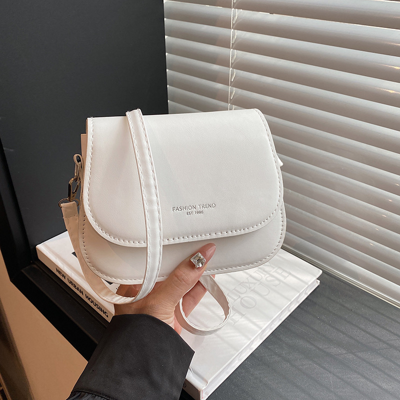 ショルダーバッグレディースミニフラップ型上品レザー調