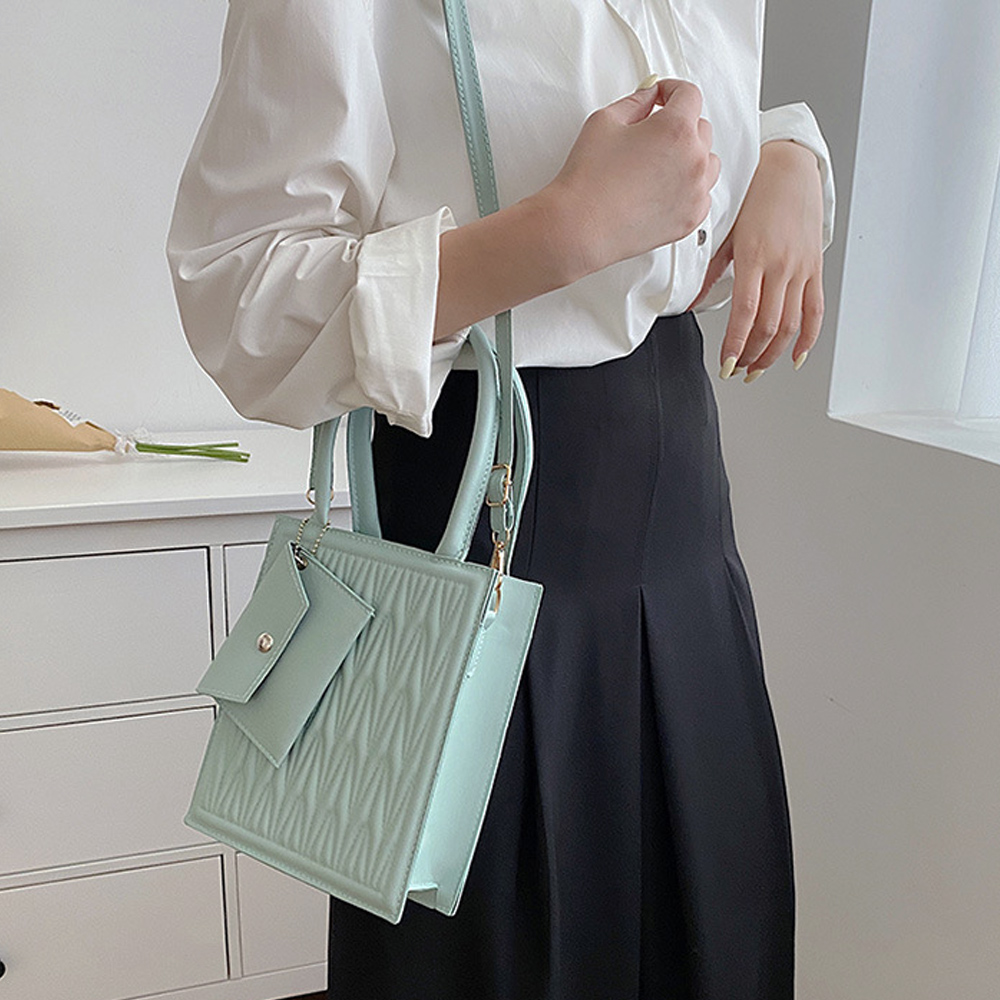 https://fulmo-img-server.com/slimshoulder/dc734f40-db37-42a1-8e74-a548172e62d9.jpg