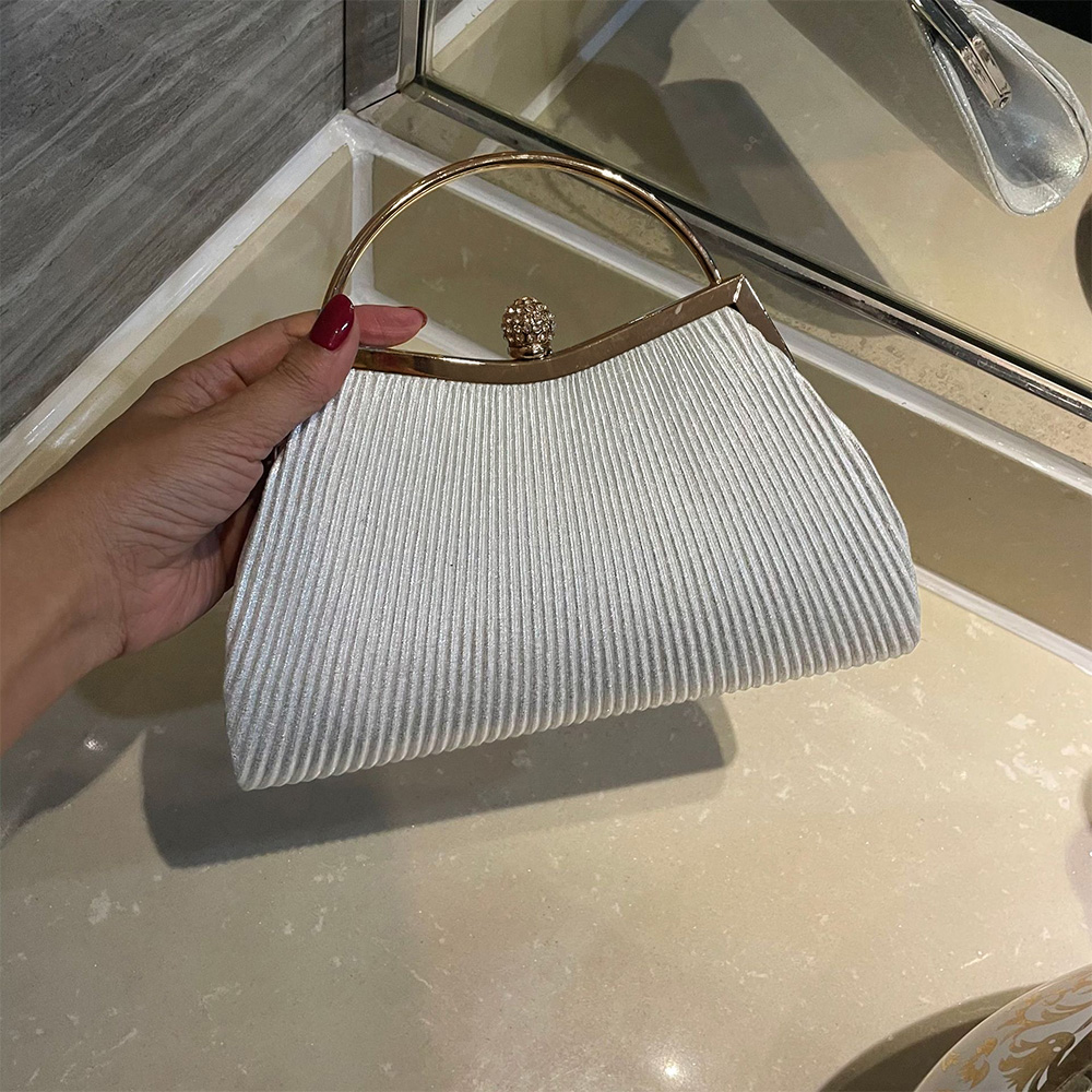 https://fulmo-img-server.com/slimshoulder/deb5cc38-de10-44d7-9ec7-013188a2c496.jpg