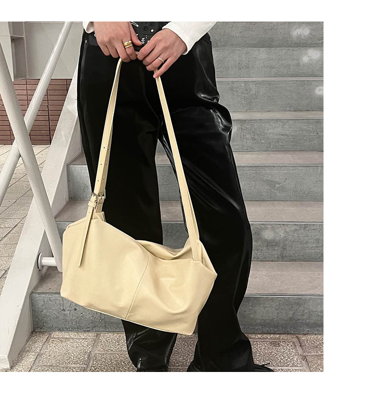 ショルダーバッグ 柔らか合成皮革巾着型